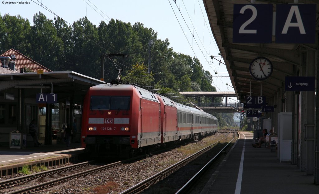 101 128-7 und 118-8 (defekt) mit dem IC 2270  Schwarzwald  (Konstanz-Hannover Hbf) in Donaueschingen 26.8.11