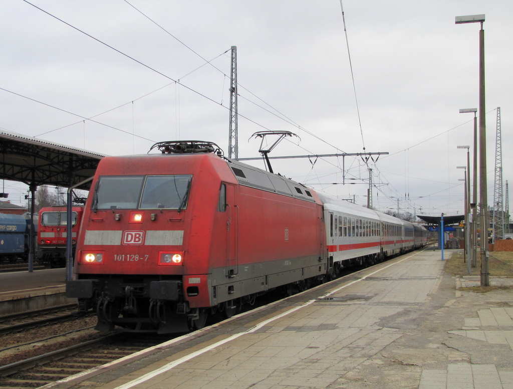 101 128-7 hatte am 13.03.2012 die Aufgabe den EC 248  Wawel  nach Hamburg-Altona zu schaffen. Hier sieht man den Zug bei der Ausfahrt aus dem Bahnhof Cottbus.