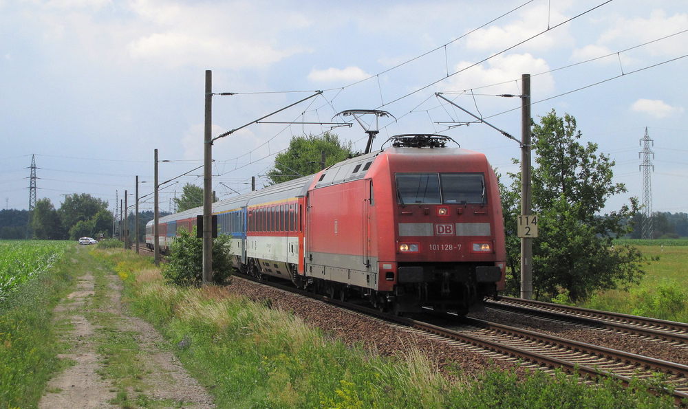 101 128-7 kam dann mit dem EC 178 von Prag nach Szczecin Glowny durch Falkenberg(E) gefahren. 01.07.2011