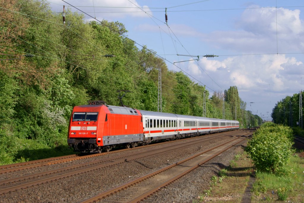 101 128-7 mit einem Intercity bei der Durchfahrt durch D�sseldorf-Garath am 16.05.2012