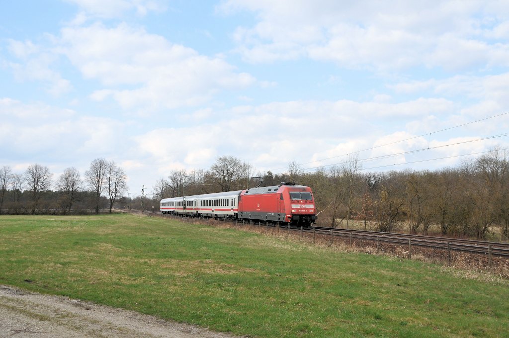 101 128 am 10.04.10 mit den Resten des IC `Rotaler Land´ kurz vor Mnchen-Feldmoching