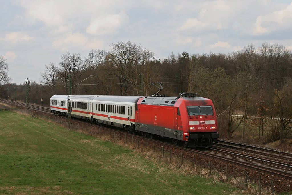 101 128 mit Wagen des IC Rottaler Land am 10.04.2010 bei Feldmoching.