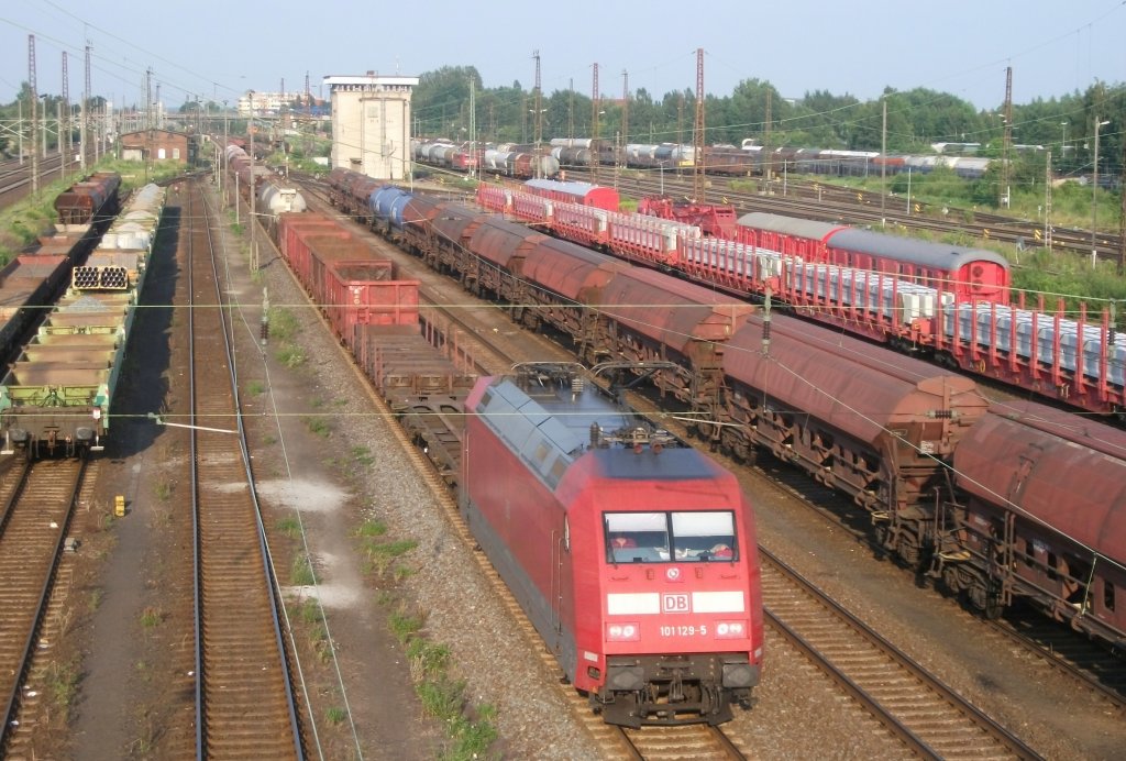 101 129-5 verlsst am 25.Juli 2013 mit einem gemischten Gterzug den Rbf. Engelsdorf.
