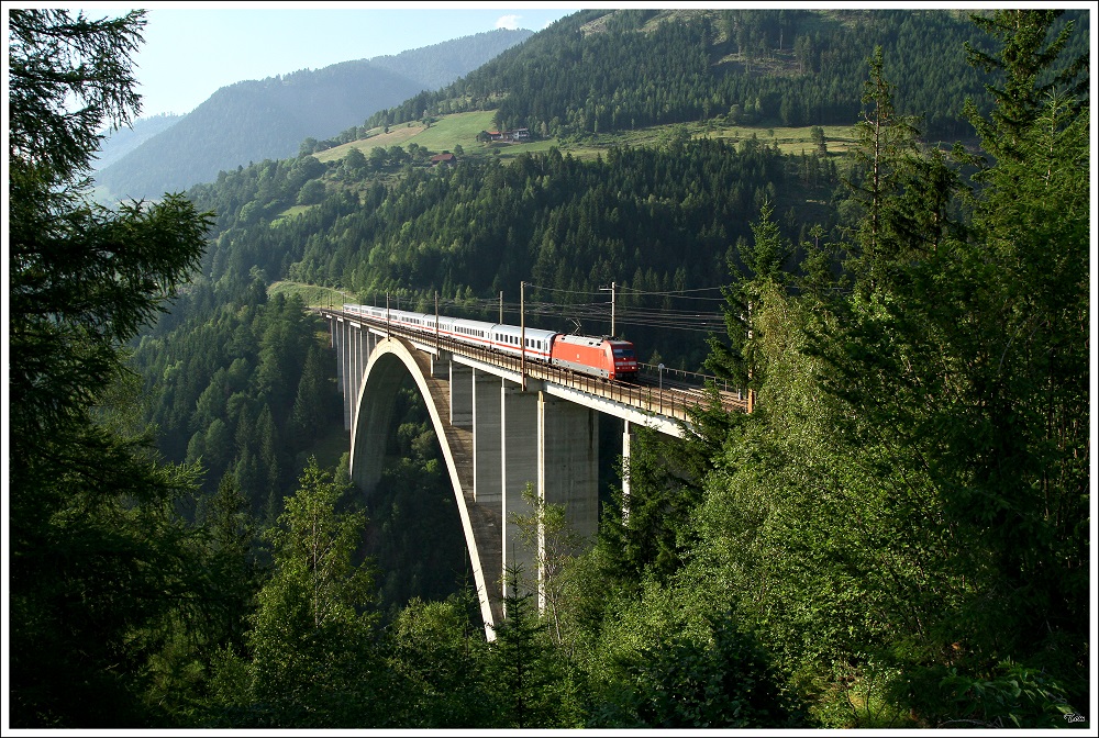 101 129  fhrt mit EC 115 Wrthersee von Mnster nach Klagenfurt. Hier berfhrt der Zug die 100m hohe und 377m lange Pfaffenberg-Zwenberg Brcke nahe Penk. 
16.07.2010