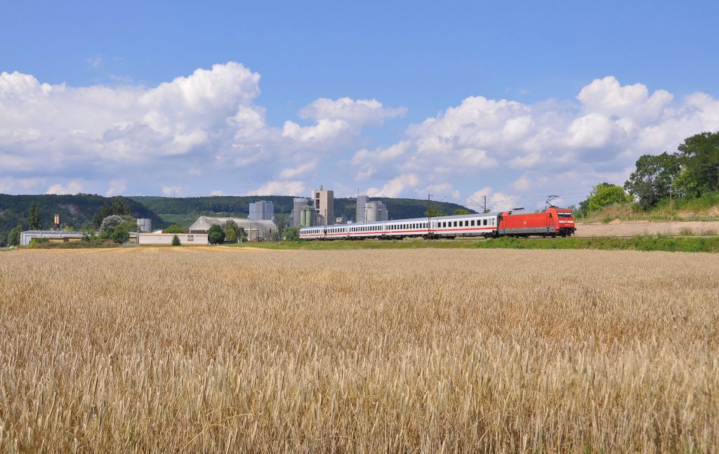101 129 mit IC 1987 Rottaler Land von Hamburg-Altona nach Passau HBF.Dieser Zug kommt mir bei Karlstadt am Main vor die Linse und Eilt seinem nchsten Halt Wrzburg entgegen.Aufgenommen in Karlstadt am Main am 10.8.2