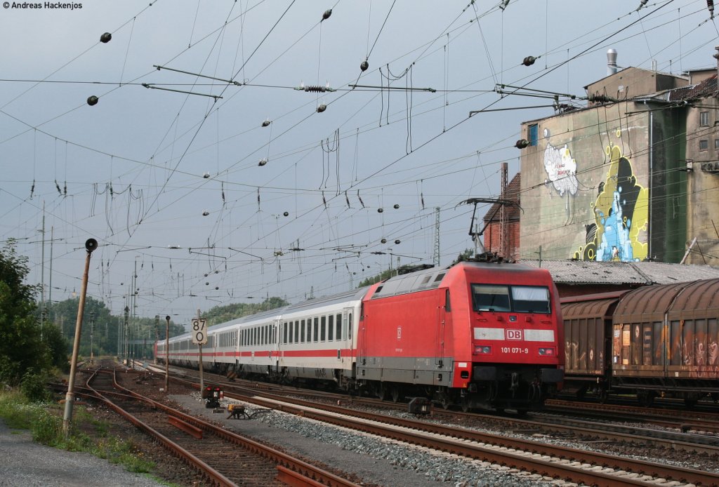 101 130-3 und 071-9 mit dem IC 2114 (Stuttgart Hbf-Hamburg-Altona) (?) bei der Durchfahrt Verden (Aller) 18.8.10