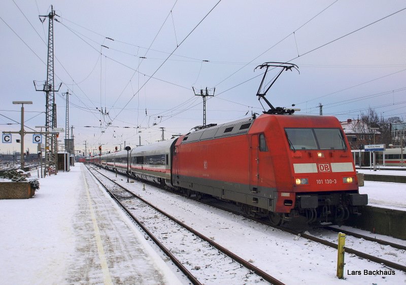 101 130-3 fhrt am 3.01.10 mit ICE 1106 aus Berlin-Sdkreuz in Hamburg-Altona auf Gleis 7 ein. 
