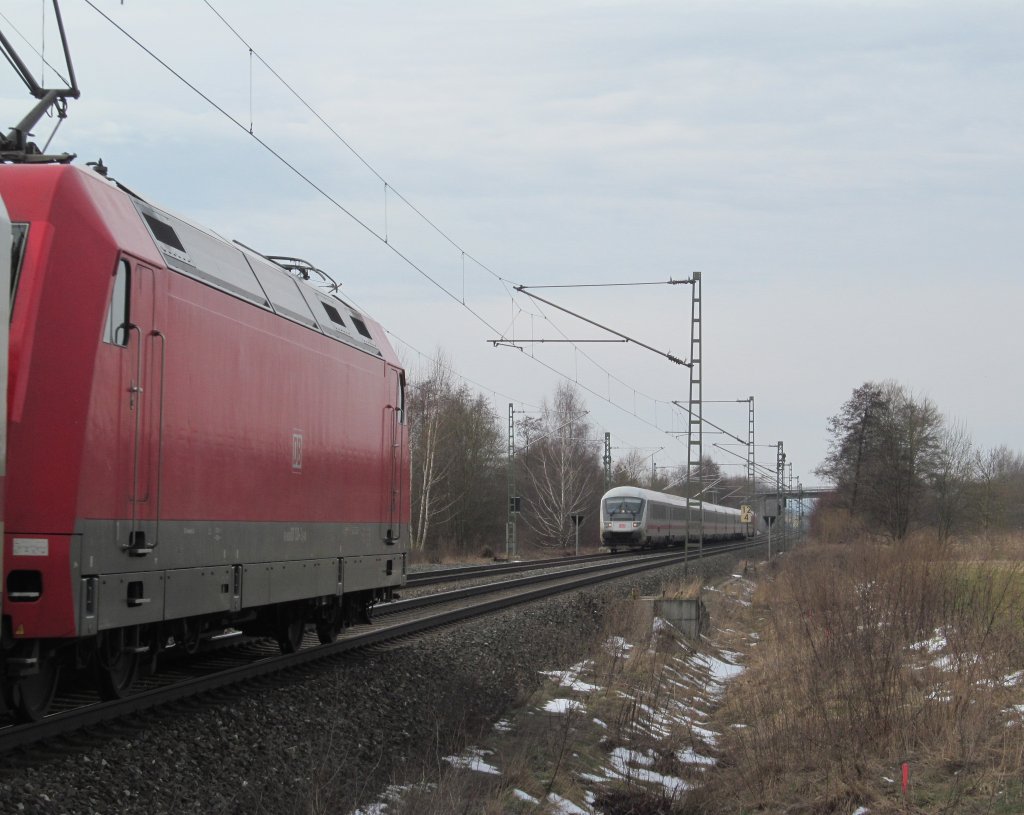 101 130-3 mit ICE 1005 und IC 2208 werden sich am 17. Mrz 2013 gleich bei Neuses (b Kronach) begegnen.