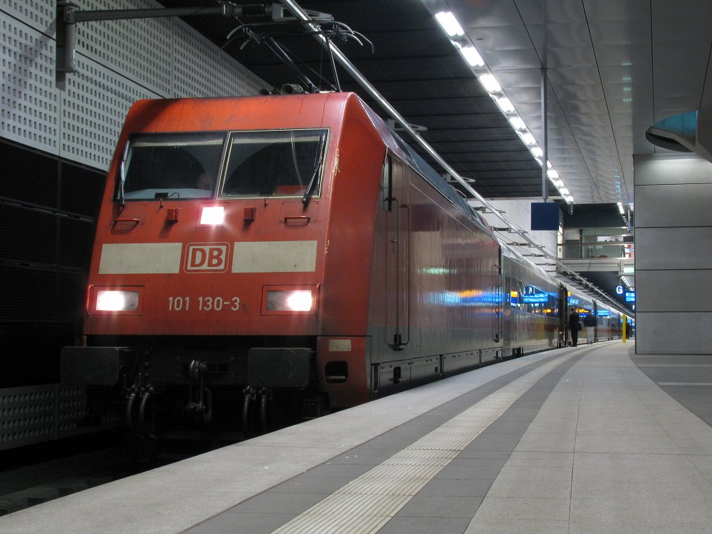 101 130-3 zog die Metropolitan-Garnitur, die als ICE 1106 gen Hamburg am 13.02. verkehrte.