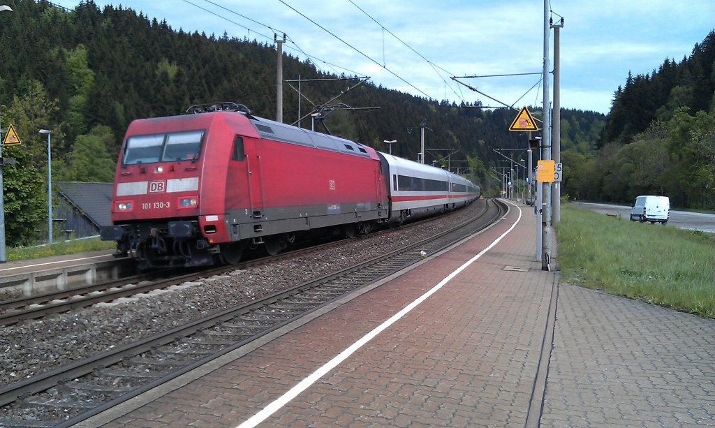 101 130 zieht am 18.05.2012 den ICE 1105 (ex Metropolitan-Garnitur) durch Frtschendorf auf der Frankenwaldbahn. 