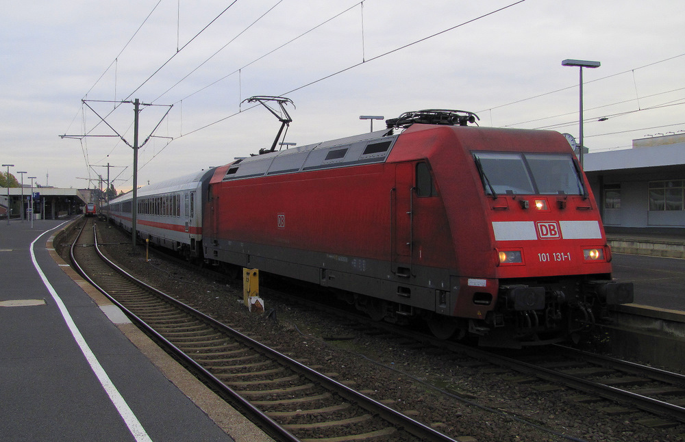 101 131-1, wenn ich es richtig in Erinnerung habe eine der ehemaligen MET-Loks, war am 22.10.2010 am IC 2860 von Berlin Ostbahnhof nach Kln Hbf unterwegs. Hier sieht man sie im Bahnhof von Hannover hbf.