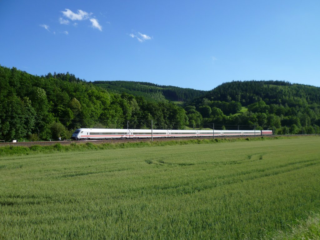 101 131 mit einem IC mit ehemaligen  Metropolitan  Wagen, hier zusehen am 16.06.13 in Unterloquitz.