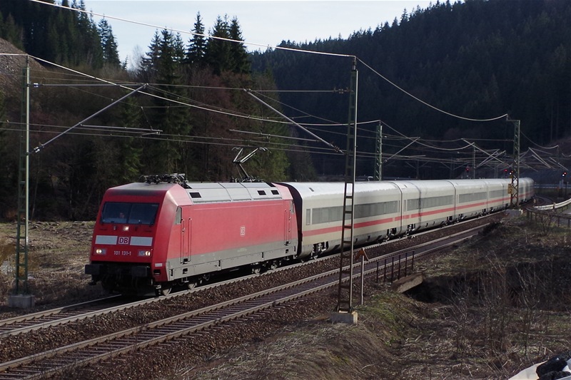 101 131 mit ex Metropolitan am 14.04.2013 bei Frtschendorf. 