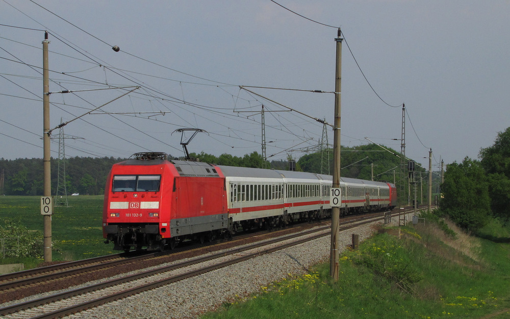 101 132-9 fhrt mit dem IC 1227 von Munster(rtze) ber Berlin Hbf(tief) nach Kln Hbf hier in Nudow vorbei. Hinten luft 101 121-2 kalt mit. 29.04.2011
