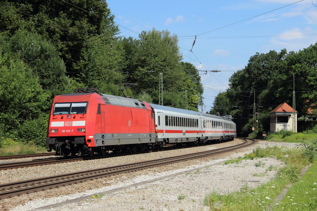101 133-7 mit einem Eurocity in A�ling (Obberbayern) am 19.07.2012