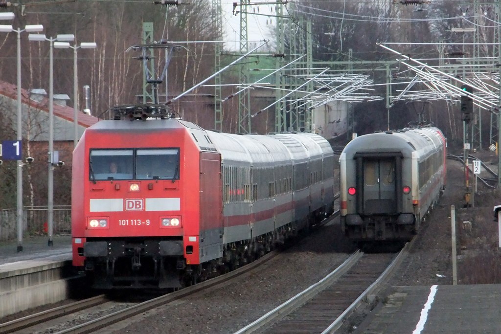 101 133-9 mit IC 2005 nach Konstanz bei der einfahrt in Recklinghausen mit im Bild ausfahrender IC 2333 nach Norddeich Mole 29.12.2012