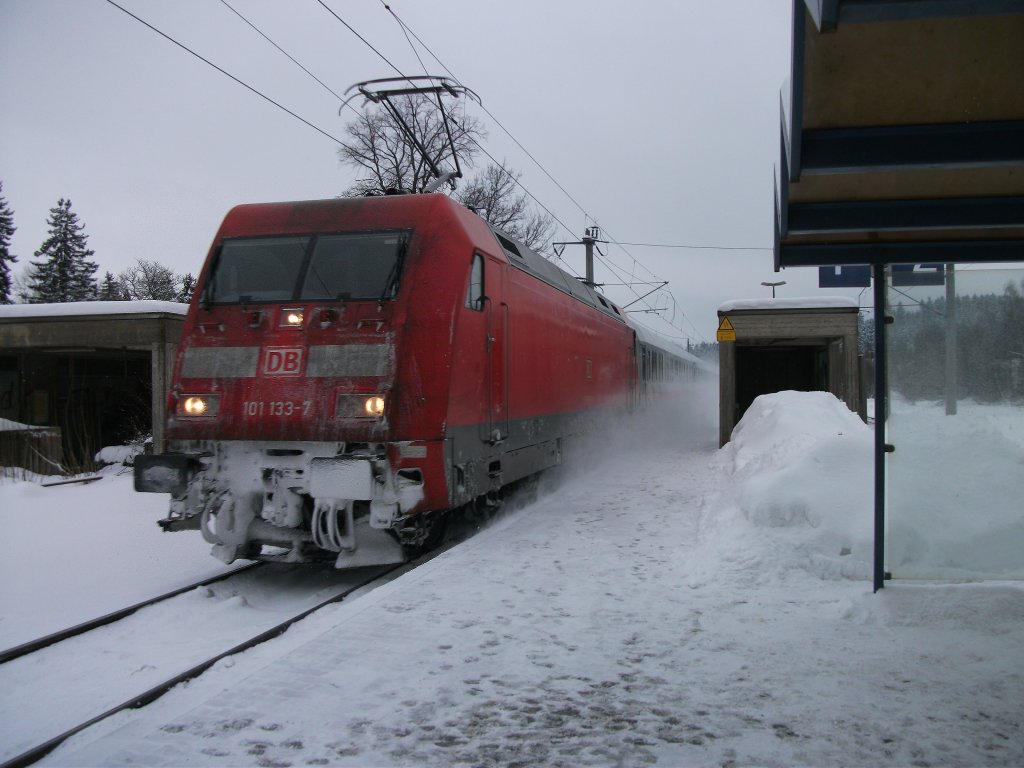 101 133 durchfuhr am 19.12.10, mit dem IC 2208 nach Berlin Gesundbrunnen, Stockheim(Oberfr) Richtung Saalfeld(S).