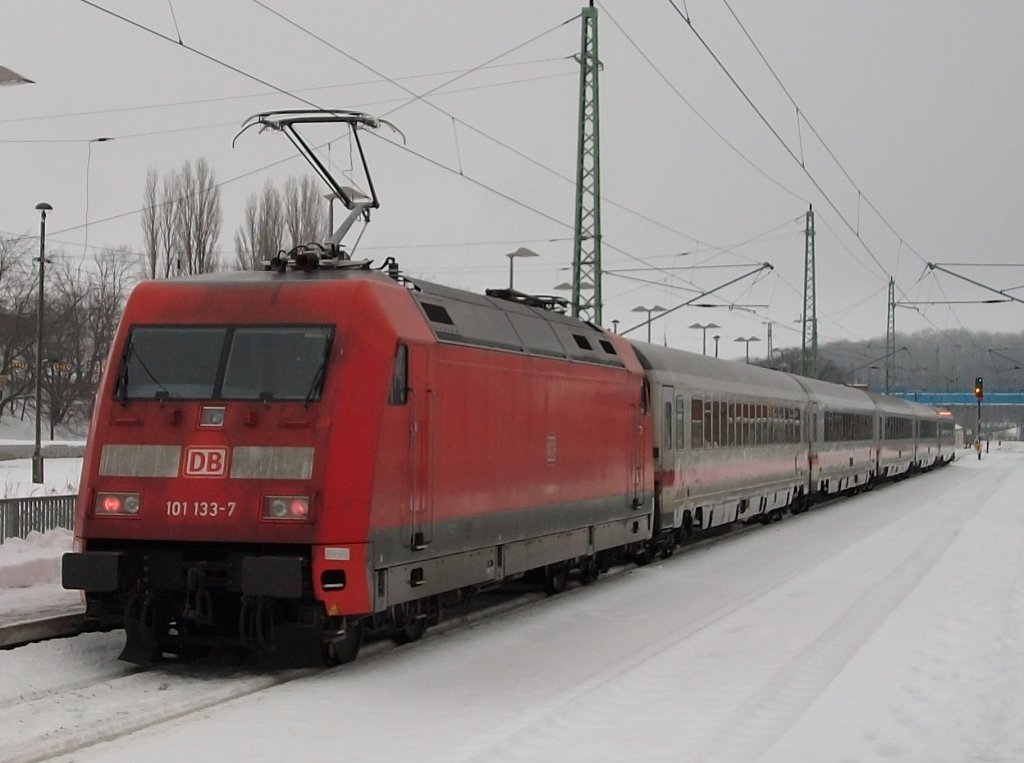 101 133 schob am letzten Tag 2010 den IC aus Hannover aus den Bahnhof von Bergen/Rgen nach Binz.