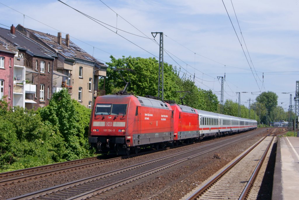 101 134-5 + 101 069-3 mit einem Intercity bei der Durchfahrt durch Dsseldorf-Oberbilk am 16.05.2012