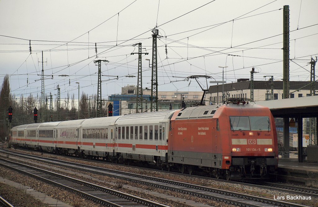 101 134-5 bremst am 21.03.10 den EC 317 Saarbrcken Hbf - Graz Hbf bei der Einfahrt in Mnchen-Ost. Nach kurzem Aufenthalt geht es ber Salzburg Richtung Steiermark.