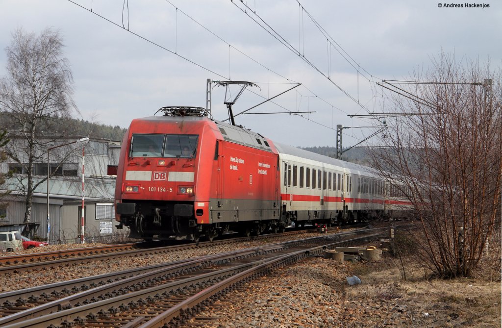 101 134-5 mit dem IC 2370  Schwarzwald  (Konstanz-Hamburg Hbf) in St.Georgen 10.3.11