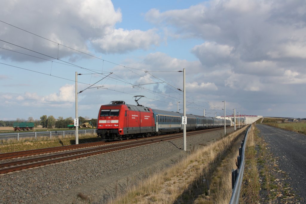 101 134-5 mit EC 174 (Budapest - Hamburg) auf der Neubaustrecke zwischen Weiig und Bhla in der Nhe von Priestewitz. Fotografiert am 11.10.2012. 