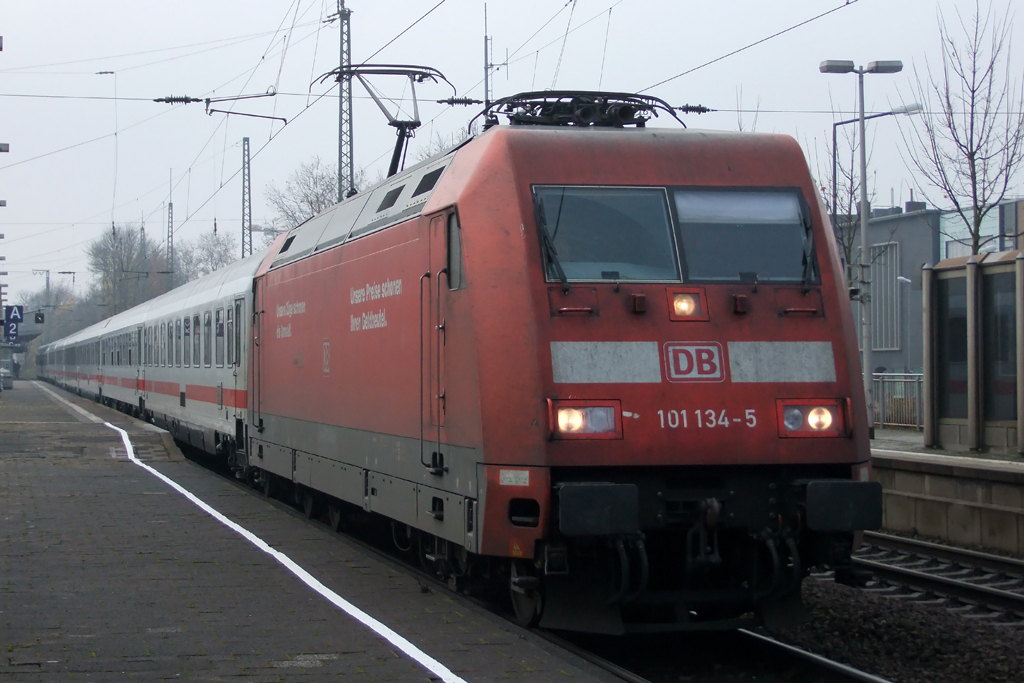 101 134-5 mit IC 231 nach Mnster bei der Ausfahrt aus Recklinghausen 24.11.2012