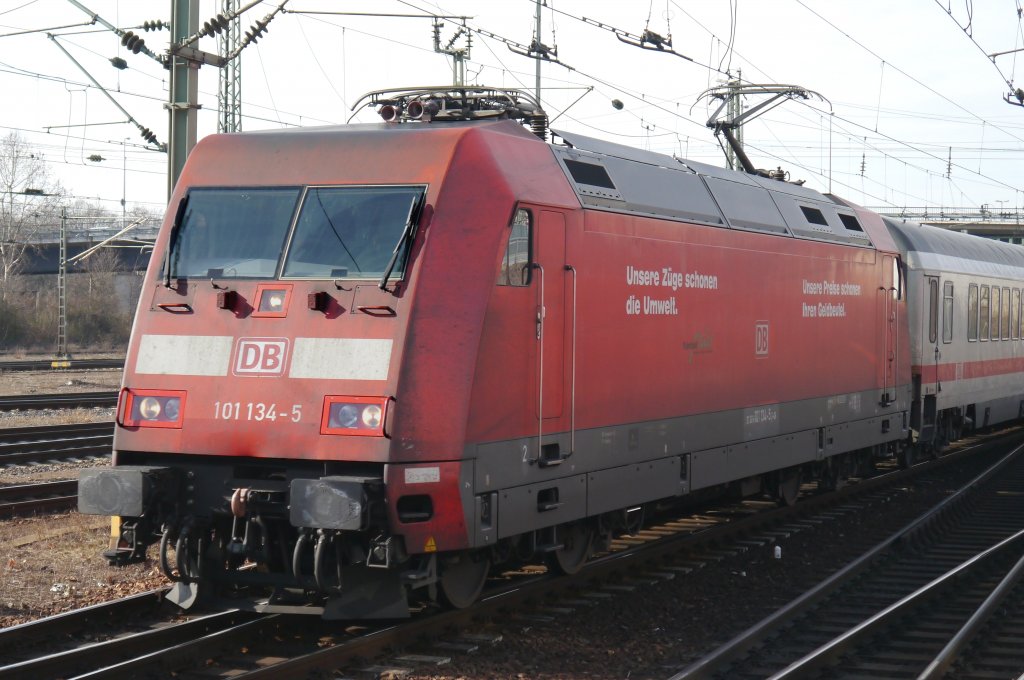 101 134 fhrt mit einem IC aus Frankfurt in den Mannheimer Hbf. (21.02.12)
