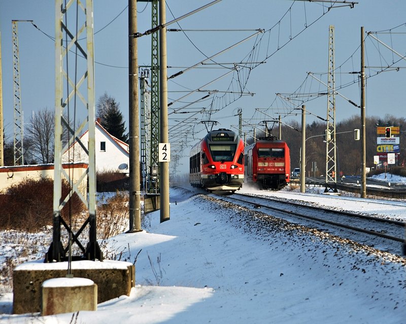 101 134 hat Kreuzungshalt mit ihrem IC vor den Toren von Stralsund im Kreuzungsbahnhof Langendorf um den Flirt nach Rostock durchfliegen zu lassen, 21.01.2010