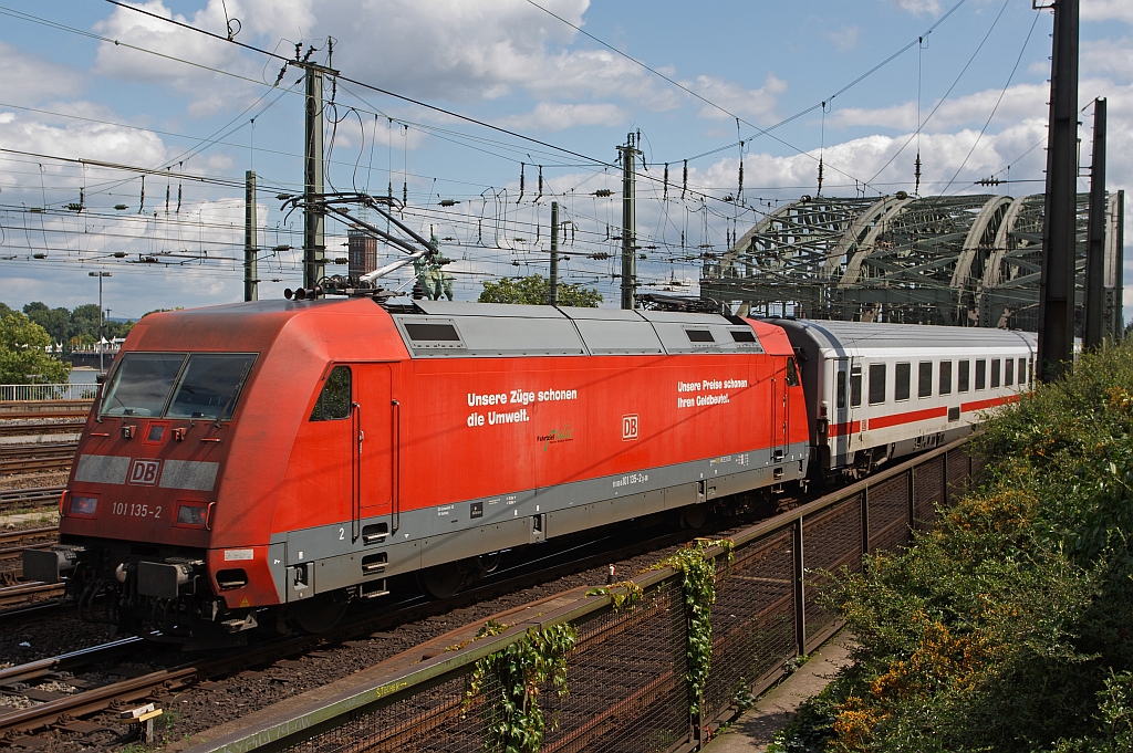 101 135-2 der DB AG schiebt einen IC am 07.08.2011 vom Hbf Kln in Richtung Hohenzollernbrcke.