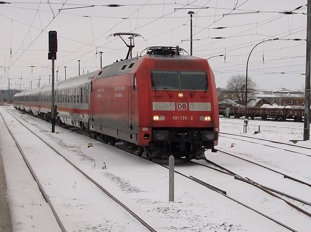 101 135 bespannte am 16.Dezember 2010 den IC 2184 aus Hannover und durchfuhr den Bahnhof Bergen/R�gen nach Binz.