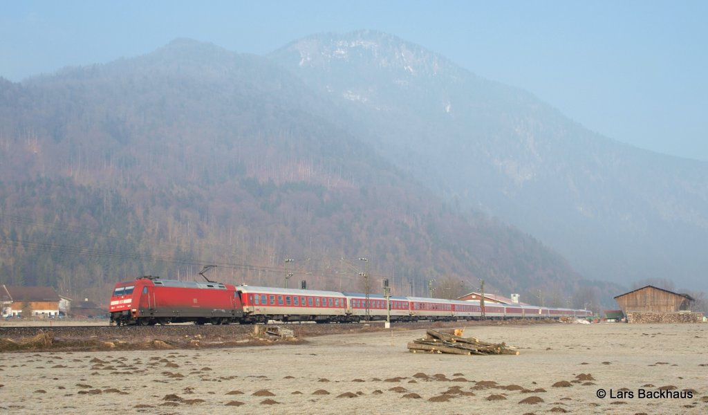 101 136-0 hat am 5.03.11 den CNL 13375 am Haken und fhrt hier gerade aus Richtung Rosenheim kommend an Niederaudorf vorbei.