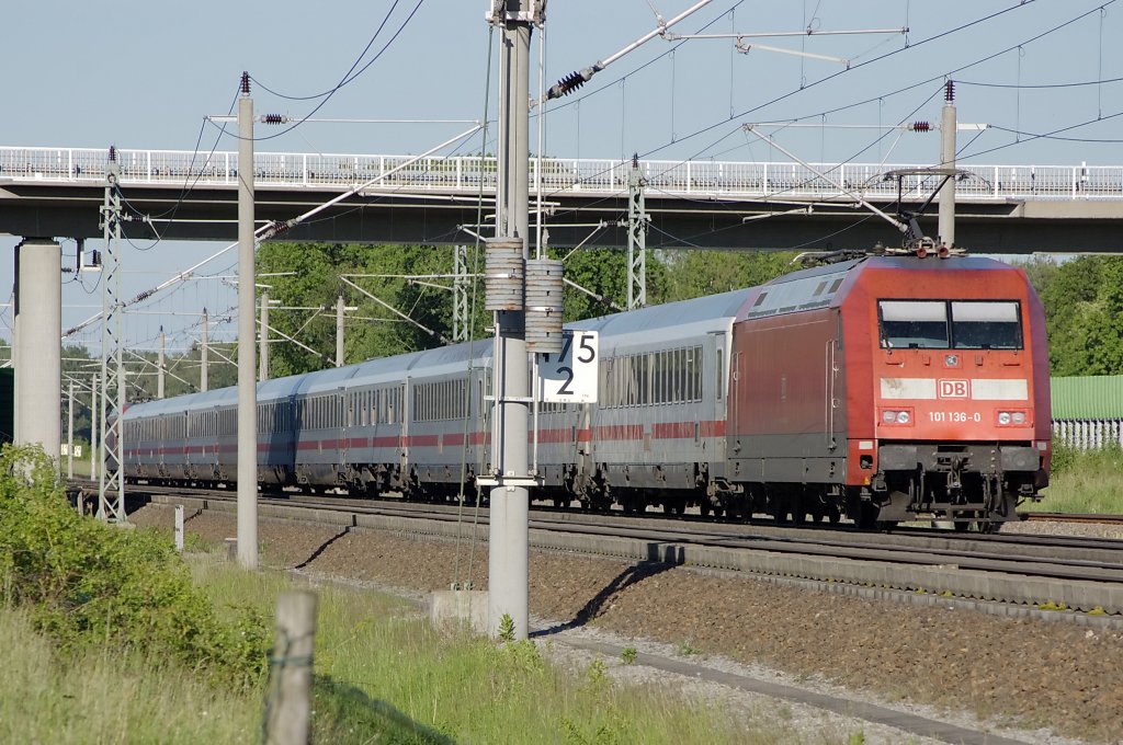 101 136-0 mit einem IC zwischen Growudicke und Rathenow in Richtung Berlin. Vorne zieht die 101 046-1. 04.06.2010