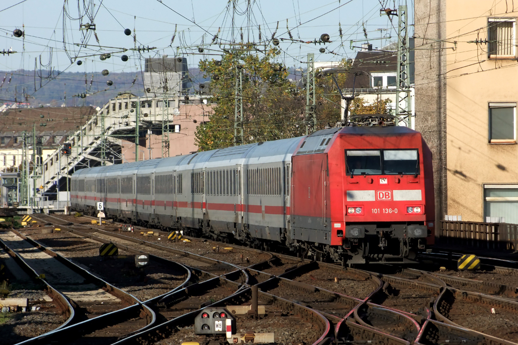 101 136-0 mit IC bei der Einfahrt in Koblenz 27.10.2012