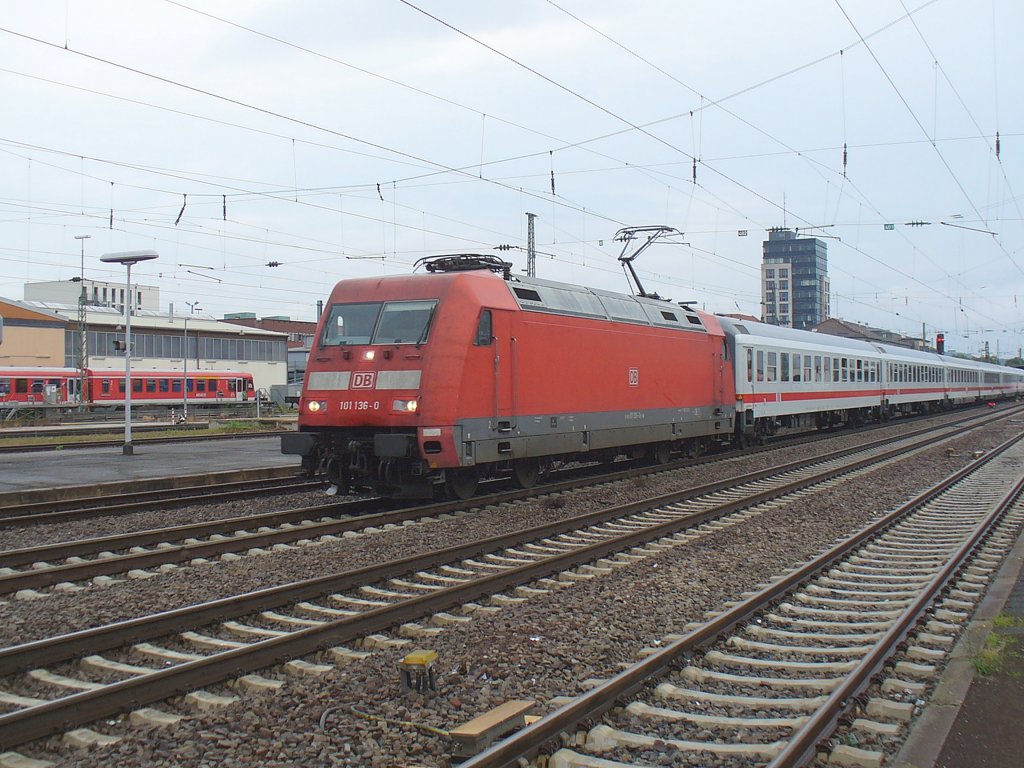 101 136-0 zieht den IC 2052 Stuttgart - Saarbrcken am 03.08.2011 aus Kaiserslautern