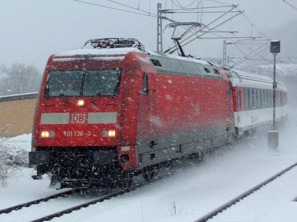 101 136 durchfhrt am 24.12.2010 mit einem EuroCity den Bahnhof Herrenberg gen Sden.