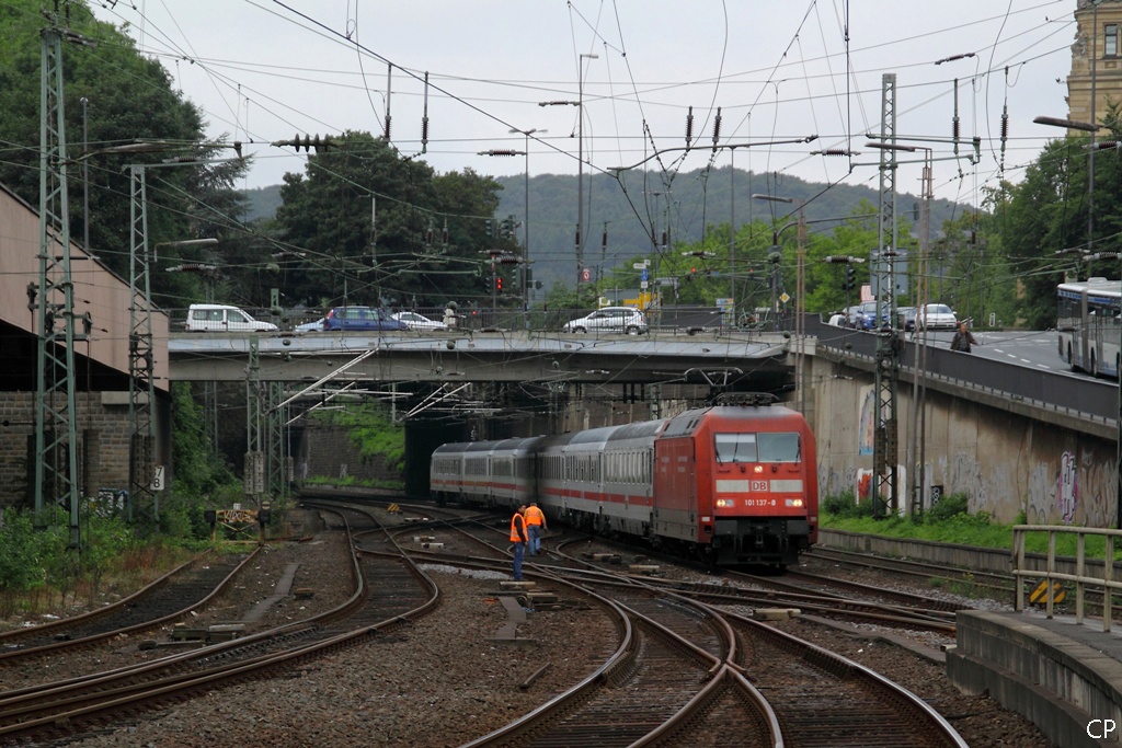 101 137-8 erreicht mit dem IC 2141 Wuppertal. (25.8.2010)