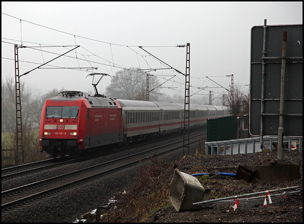 101 137 (9180 6101 137-8 D-DB) fhrt mit einem InterCity durch die Ruhrwiesen bei Wetter(Ruhr) in Richtung Hagen. (06.02.2010)