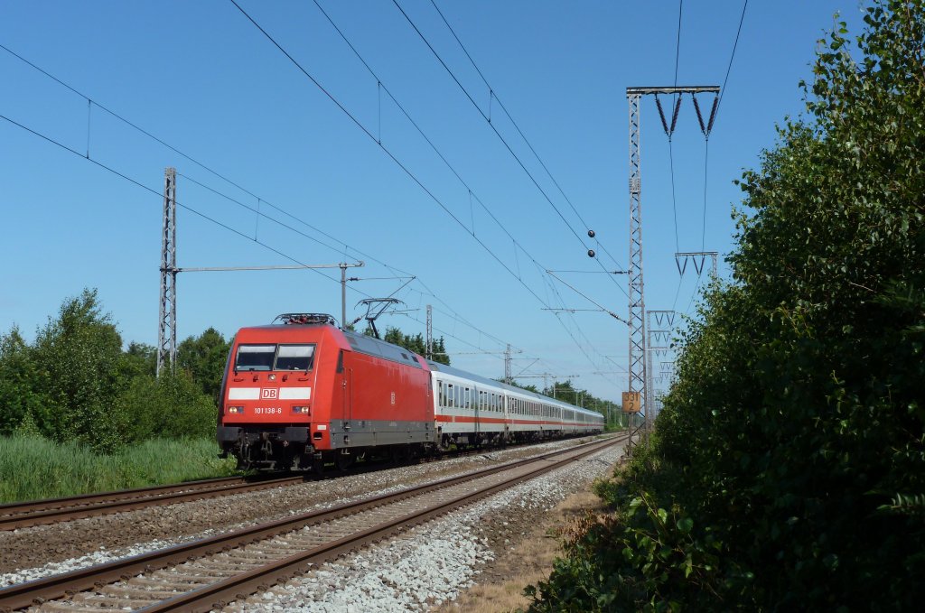 101 138-6 fuhr am 07.07.2012 mit dem IC 134 von Norddeich Mole nach Luxemburg, hier in Neermoor.