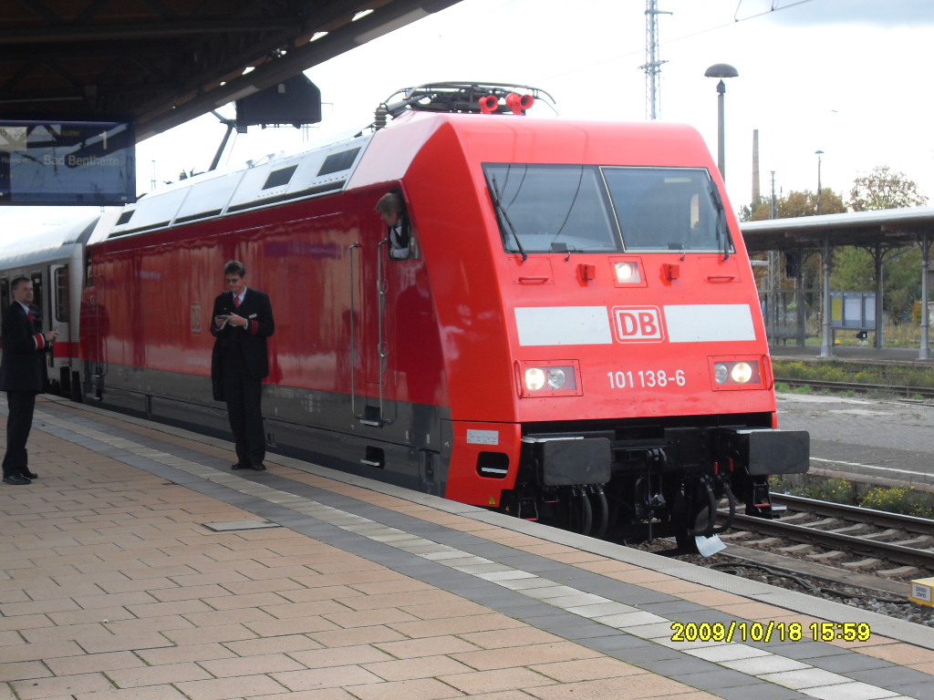 101 138 mit einem IC nach Bad Bendheim.
dieser Zug hatte in der Abfahrt versptung Grund war eine runtergekommende Oberleitung  