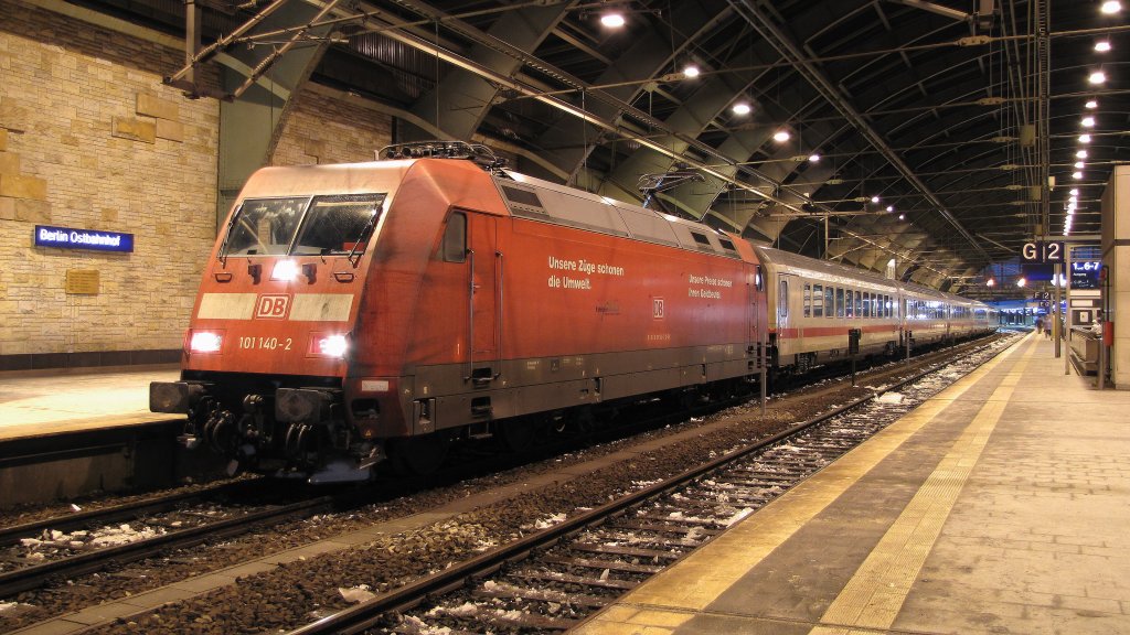 101 140-2 kam hier mit dem IC 245 aus Schiphol (Airport). Seine Reise endet hier in Berlin Ostbahnhof und es geht jetzt weiter ins Werk Berlin Rummelsburg. 13.02.2010
 