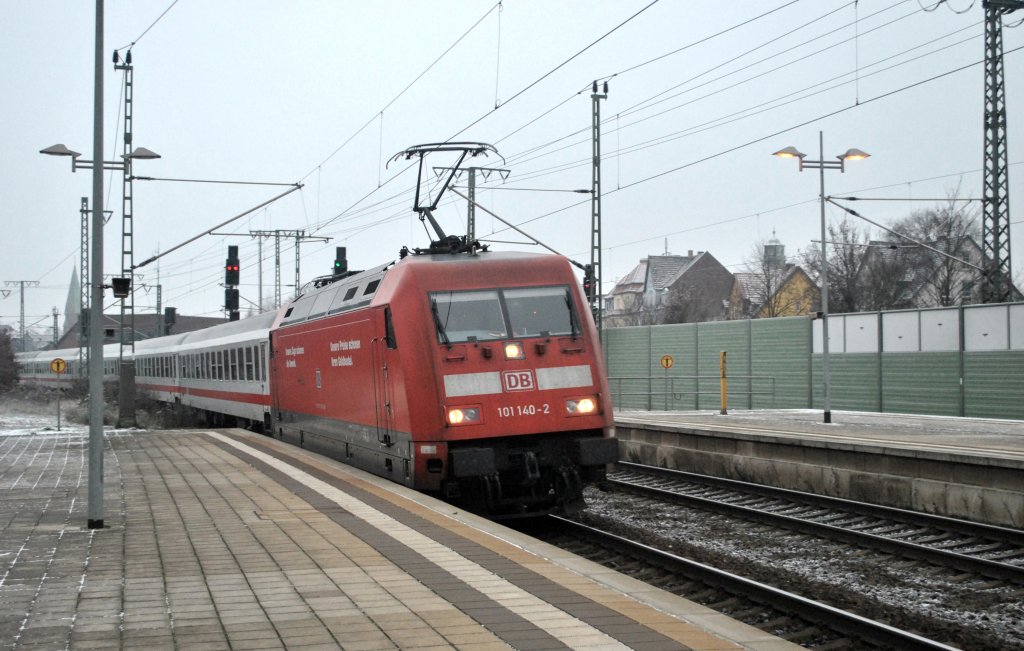101 140-2 mit IC im Lehrte, am 28.11.10.