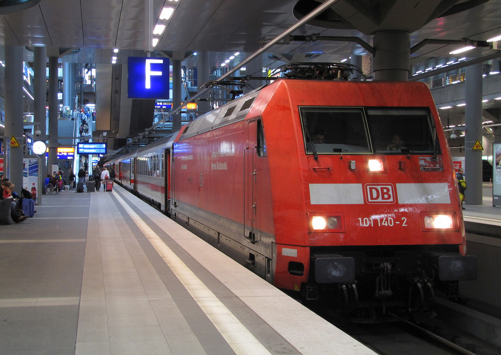 101 140-2 stand am 29.07.2011 am Gleis 5 des Berliner Hbf bereit. Fr den Zug wird es als IC 2355 von Frankfurt nach Ostseebad Binz gehen.