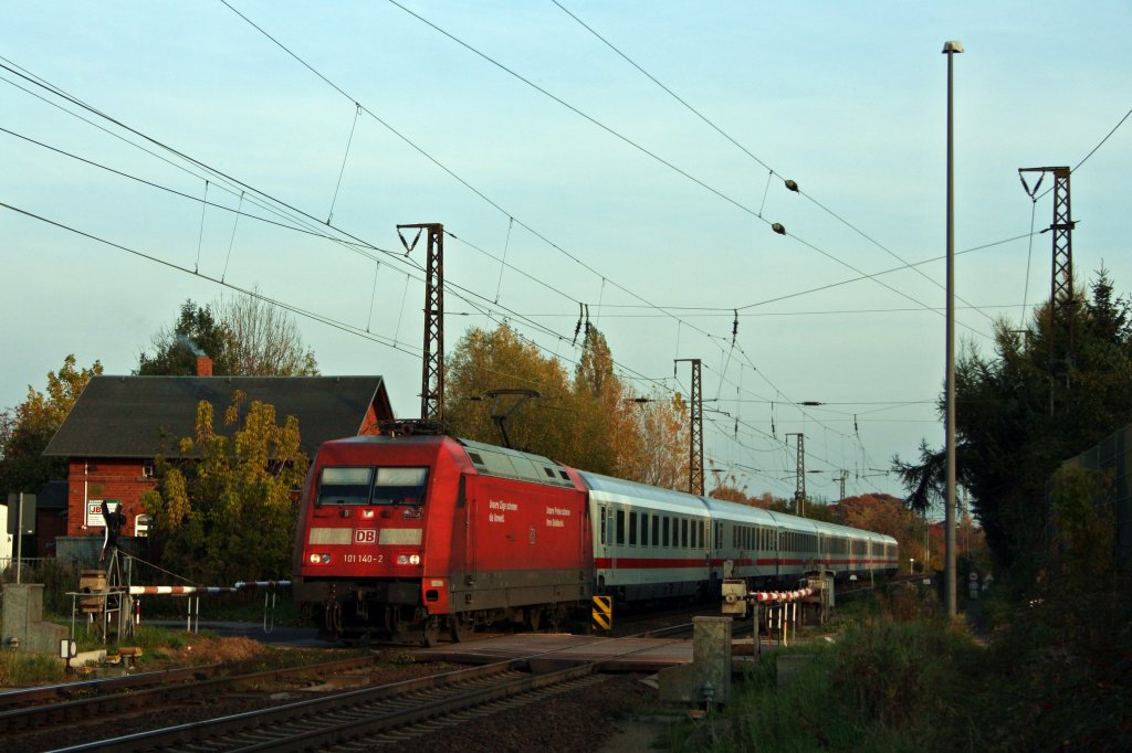 101 140 zieht am 28.10.'11 IC 2032 durch Cossebaude Richtung Westen