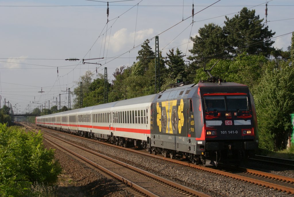 101 141-0 + 101 002-4 mit dem IC 2213 nach Stuttgart bei der Durchfahrt durch Angermund am 22.05.2011
