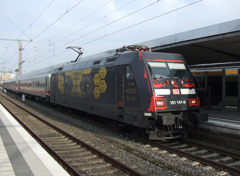101 141-0 (Azubis gegen Gewalt) fhrt mit ihrem IC in Bielefeld ein. Ziel des Zuges ist Kln. 16.02.2011.