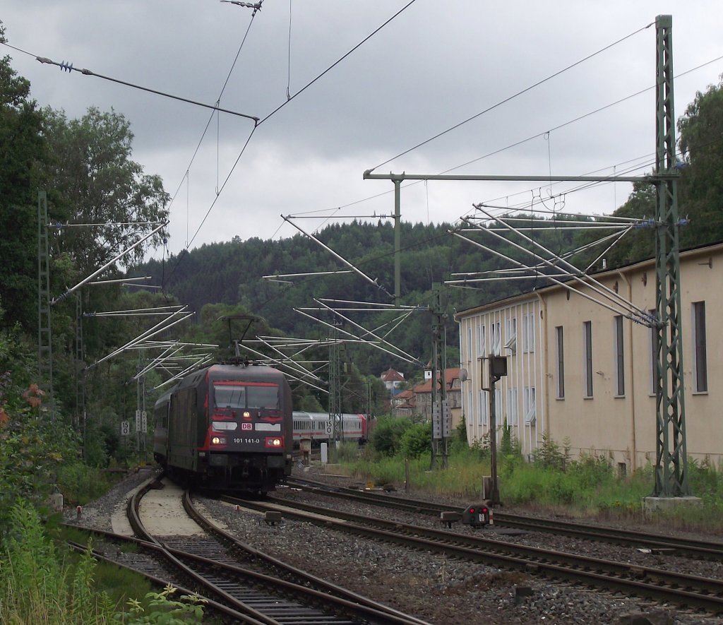 101 141-0  Bahnazubis gegen Hass und Gewalt  ist am 14. Juli 2011 mit IC 2208 bei Kronach unterwegs.