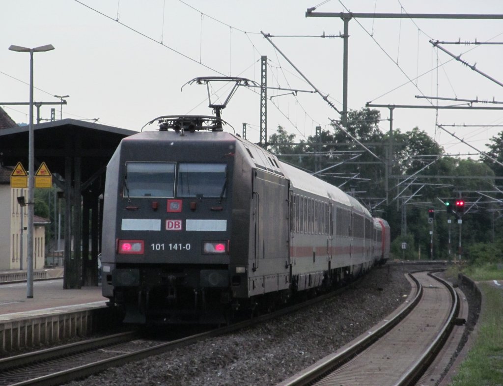 101 141-0  Bahnazubis gegen Hass und Gewalt  schiebt am 21. Juni 2012 IC 2209 durch Kronach. 