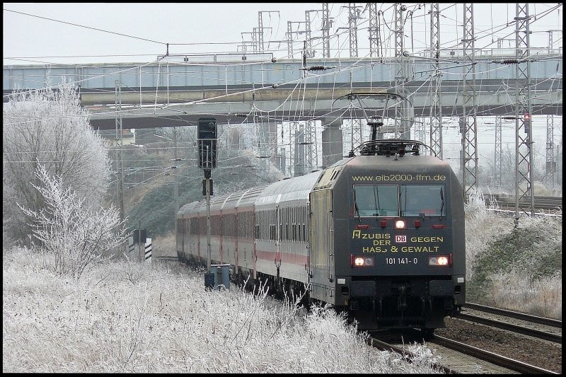101 141-0 fhrt mit EC 371 von Binz nach Prag am 22.12.2007 in den Hbf Stralsund ein.