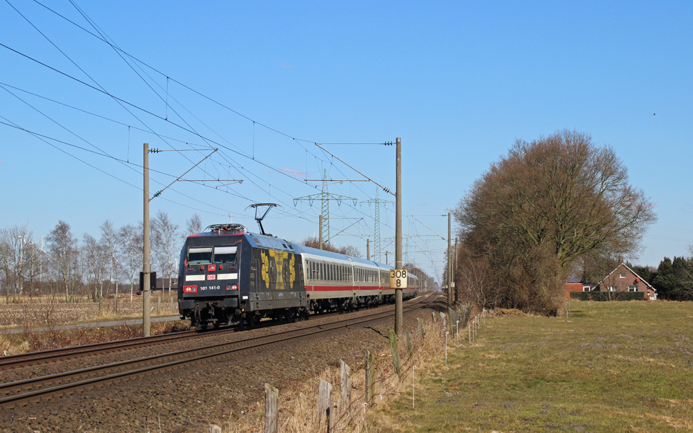 101 141-0 fuhr am 02.04.2013 mit dem IC 132 von Norddeich nach Luxemburg, hier in Vllenerfehn.